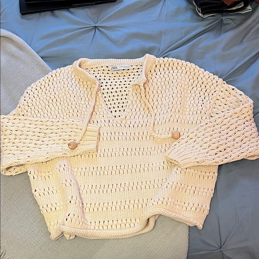Zara Women's V-Neck Sweater in Cream